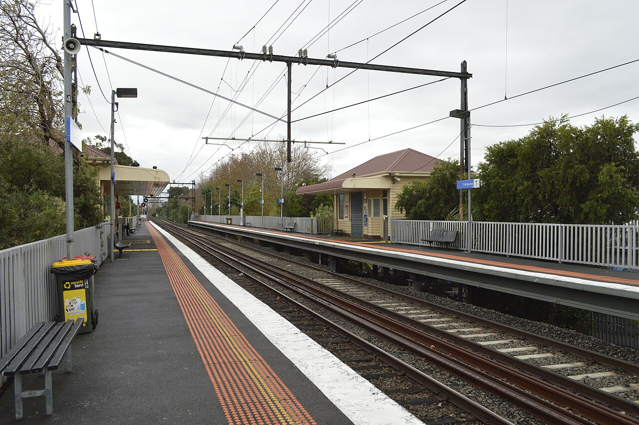 Collingwood railway station platforms and heritage station building, looking north