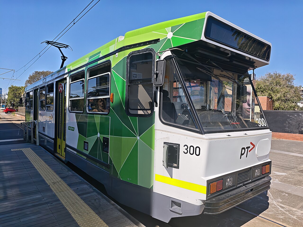 Tram 300 at Beacon Cove light rail stop