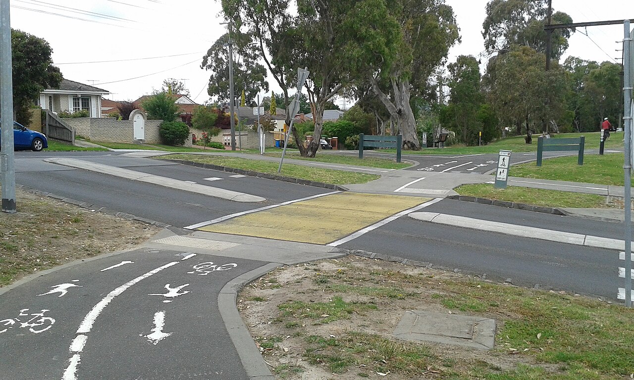 Bicycle and pedestrian crossing near Alamein Station