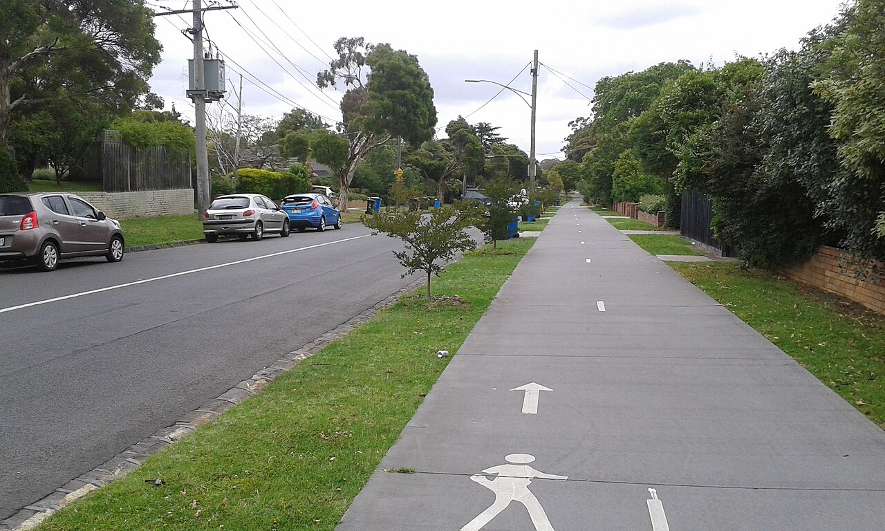 Anniversary Trail shared path next to the road, Camberwell