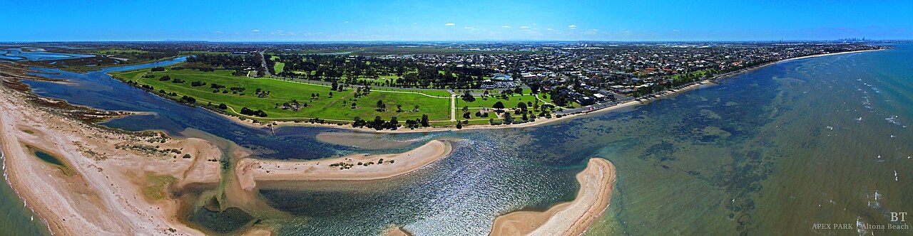 Apex Park at Altona Beach with sandbars in the bay