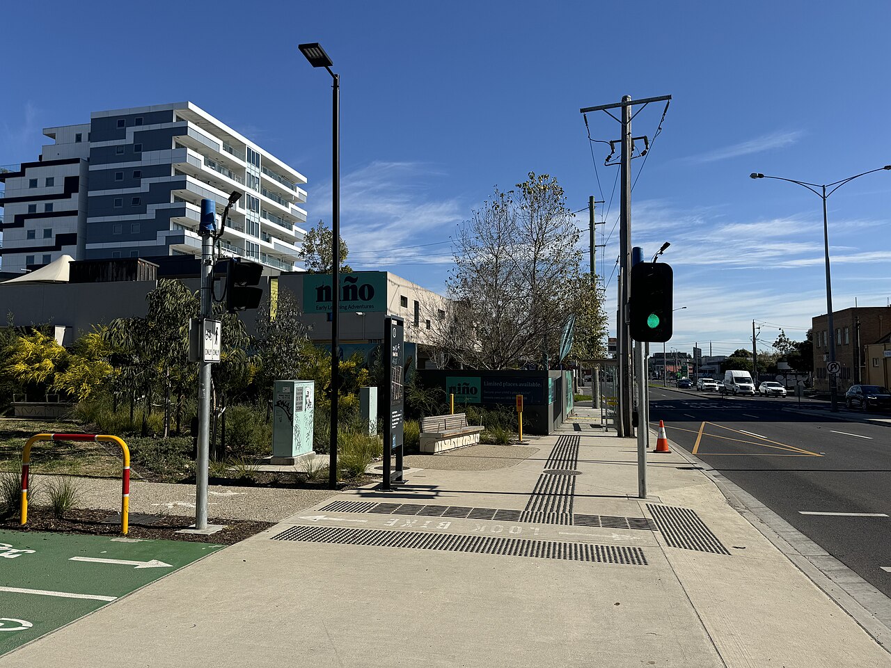 Footpath and cyclist signals on Bell Street