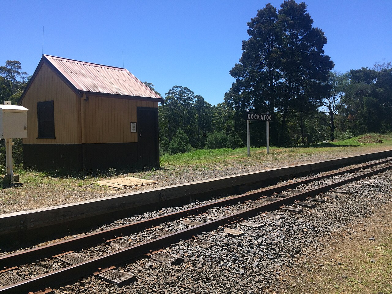 Cockatoo Puffing Billy station hut and tracks