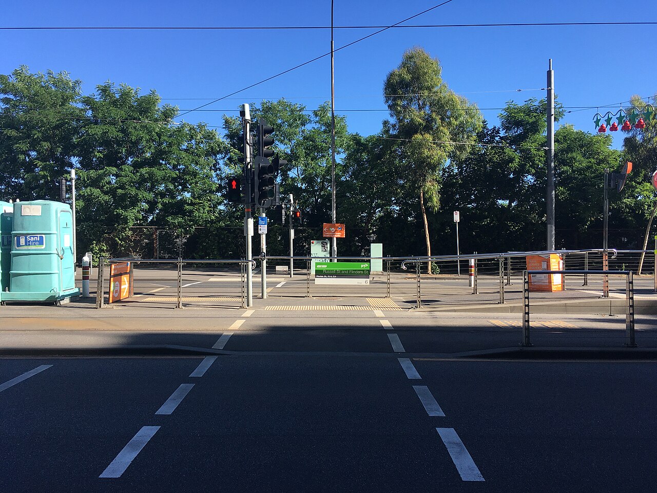 Eastern pedestrian crossing on Flinders Street