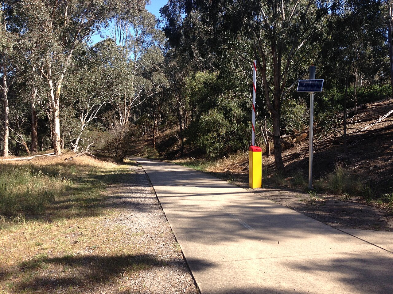 Path by the flood protection barrier along Darebin Creek