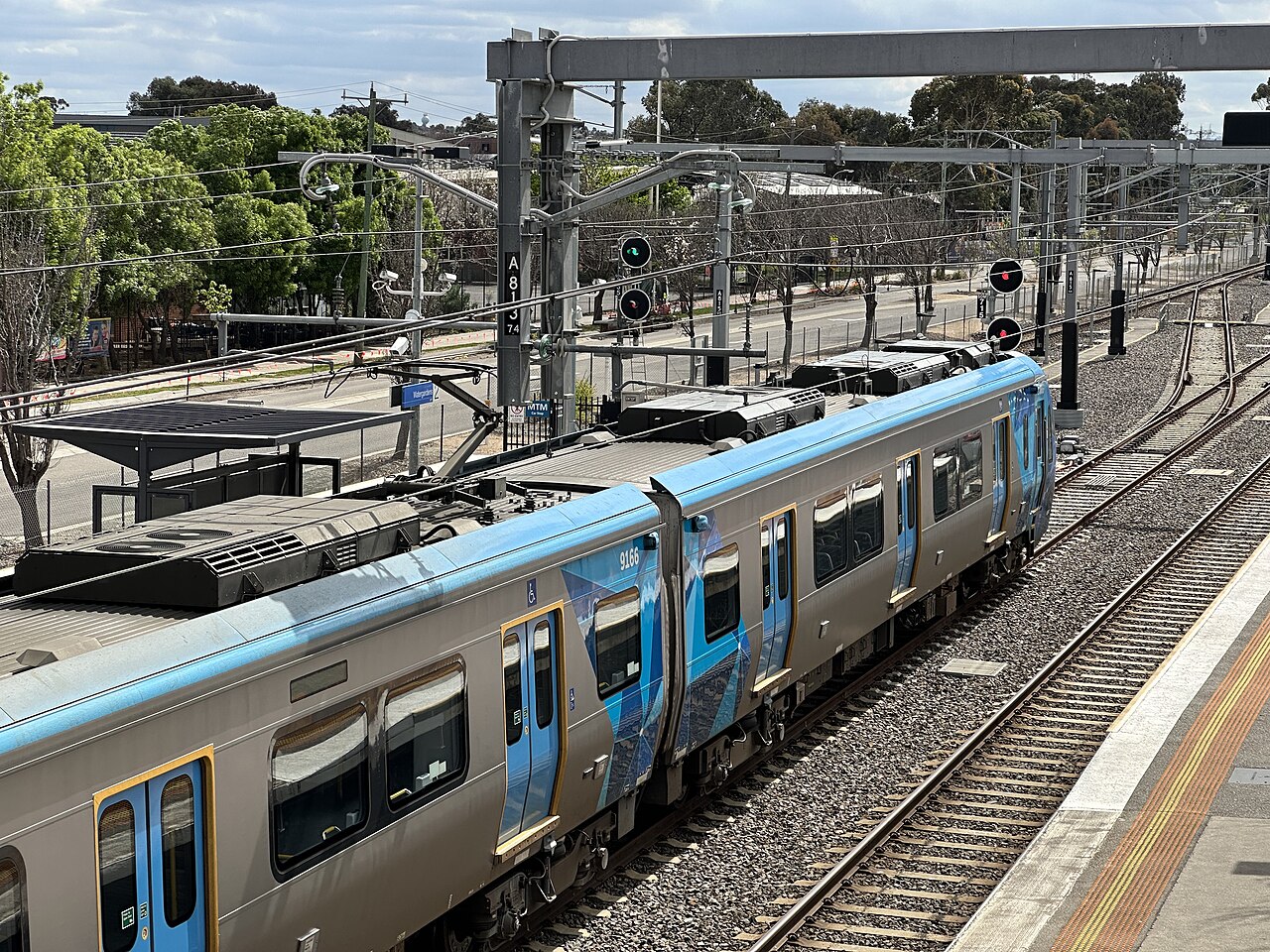 HCMT train at Watergardens railway station