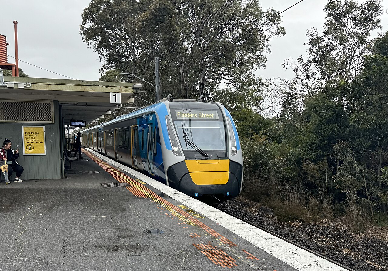 Train arriving at Sandown Park railway station