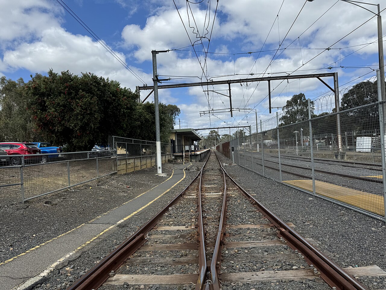 Tracks and platform at Hurstbridge railway station