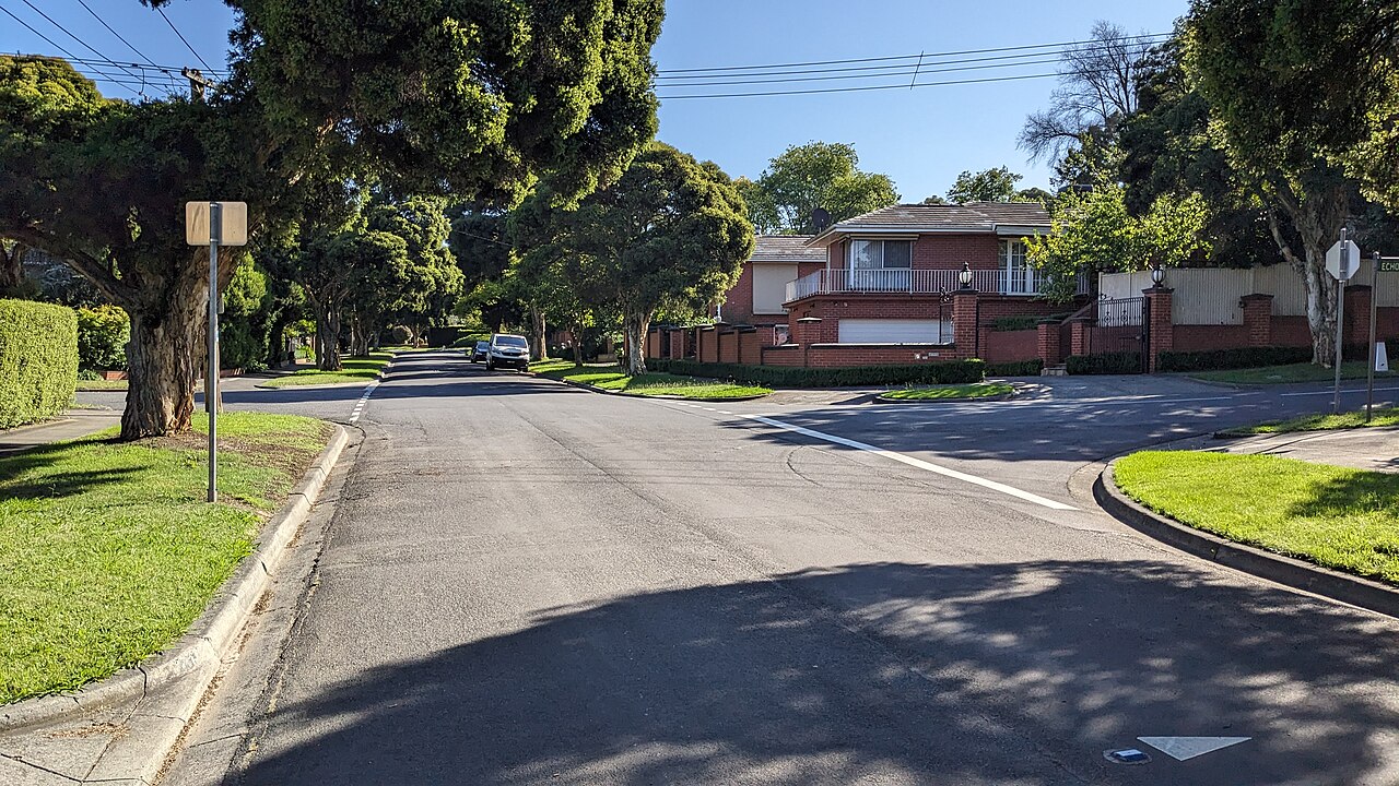 Leafy suburban intersection of Echo Avenue and Minerva Avenue