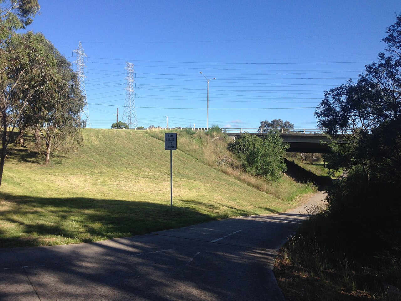 Junction of the Merri Creek Trail and M80 Trail, Fawkner