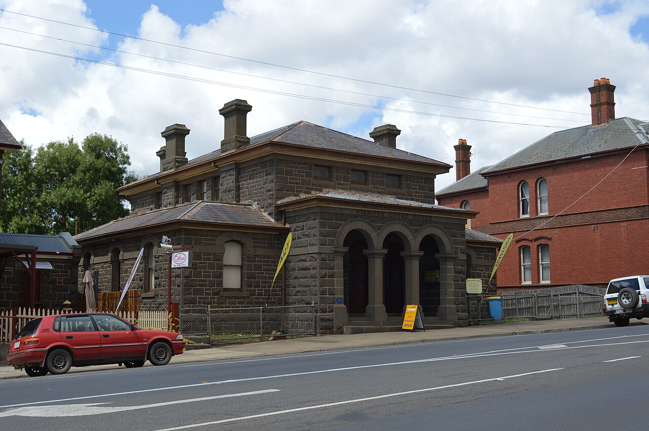 Kilmore Court House on a street corner
