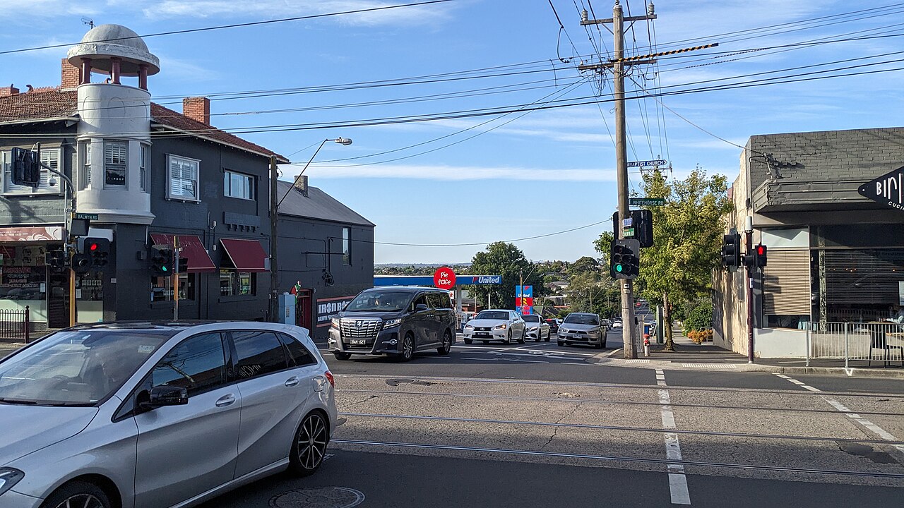 Looking north along Balwyn Road