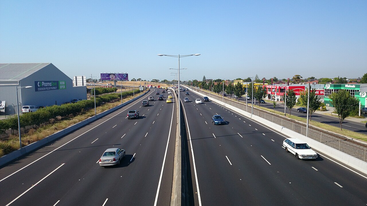 Looking south down the Tullamarine Freeway