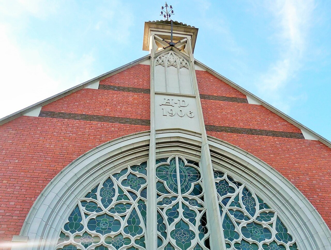 Front gable and rose window of Malvern Presbyterian Church