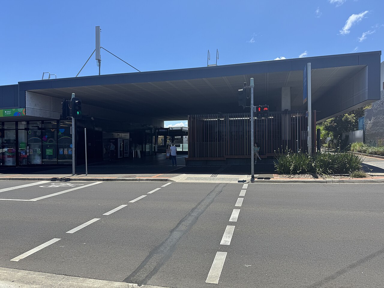 Concourse and forecourt at McKinnon railway station