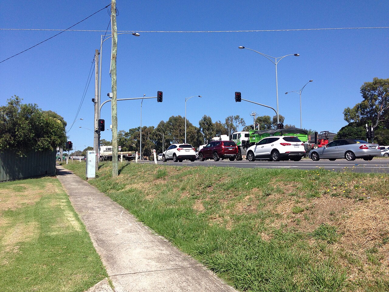 Path approaching the Lower Plenty Road crossing