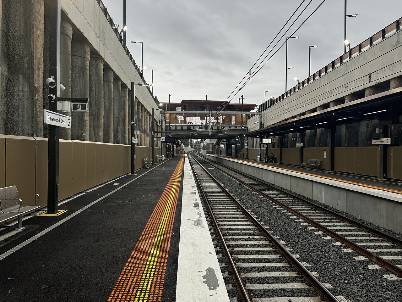Platform and tracks at Ringwood East railway station