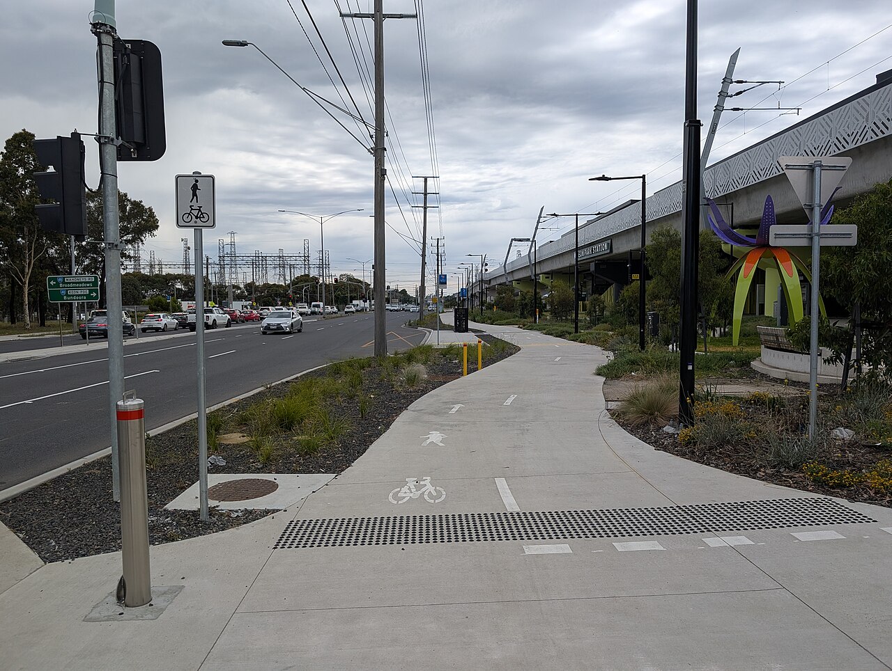 Shared path running north along High Street beside the elevated rail