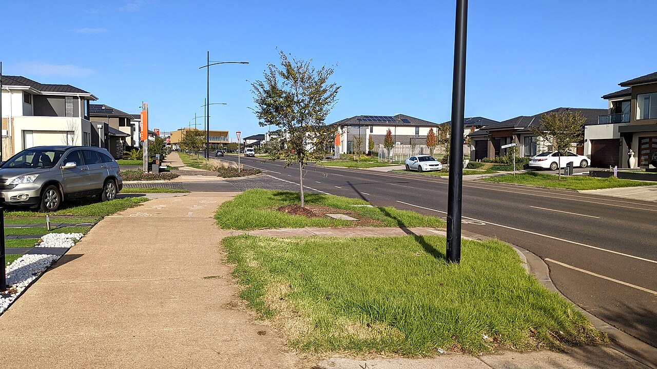 Shared path on Fields Street in Aintree