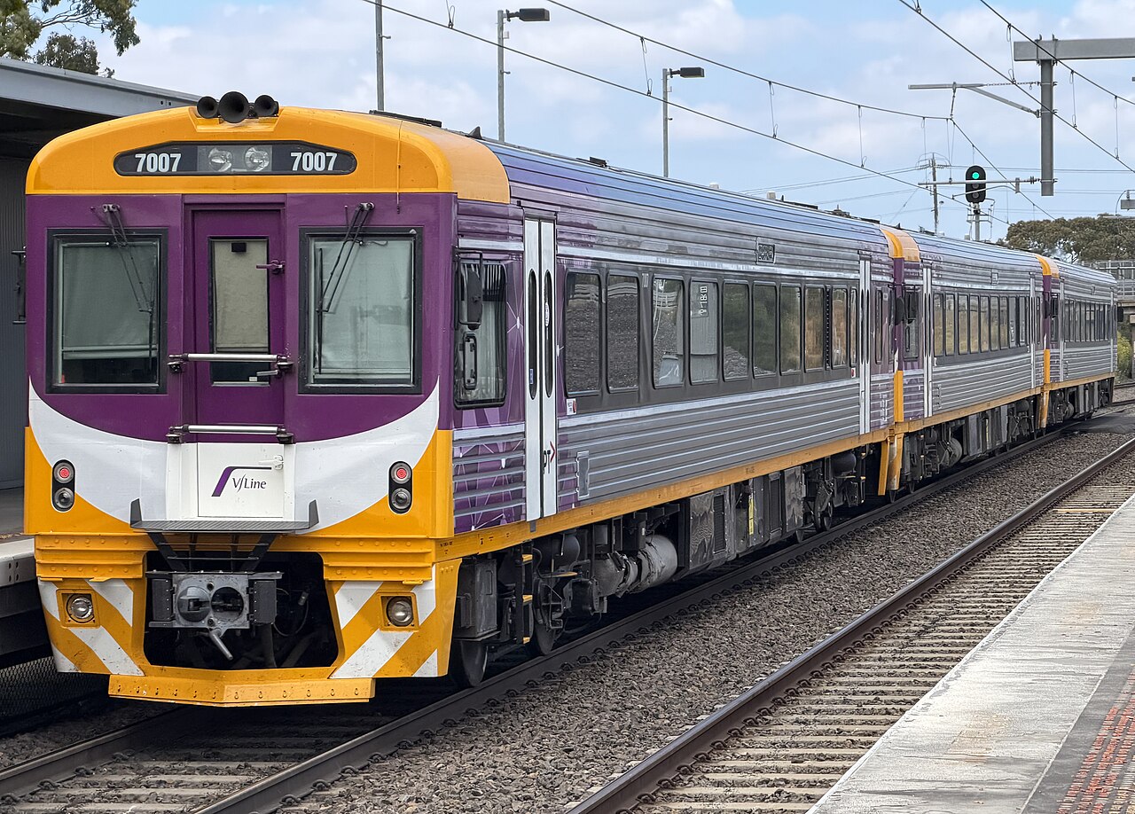 Sprinter 7007 on an up Seymour service