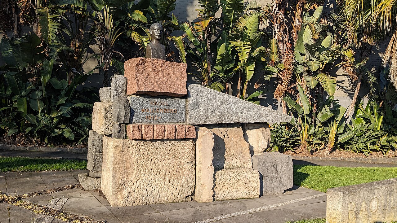 Statue of Raoul Wallenberg in a garden
