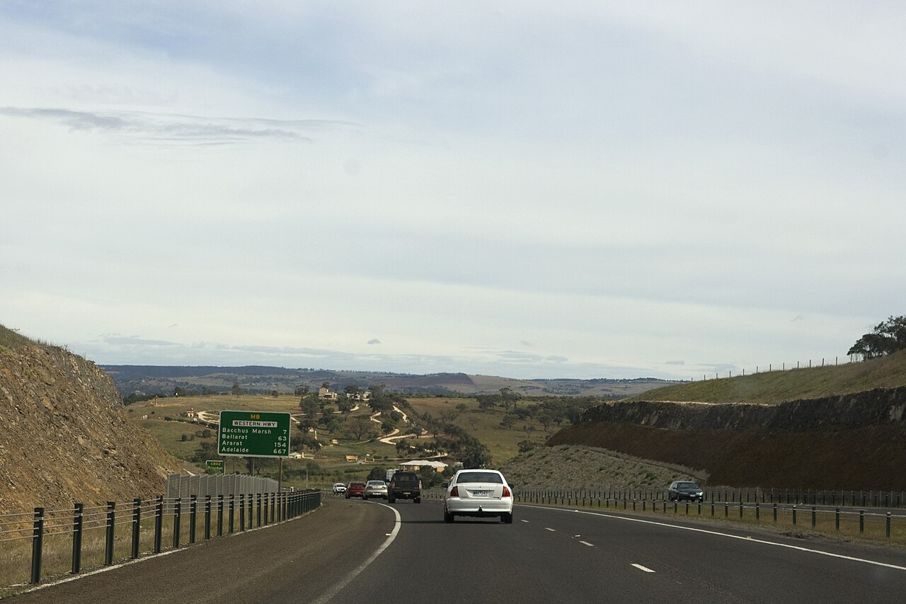 Western Freeway descending at Hopetoun Park