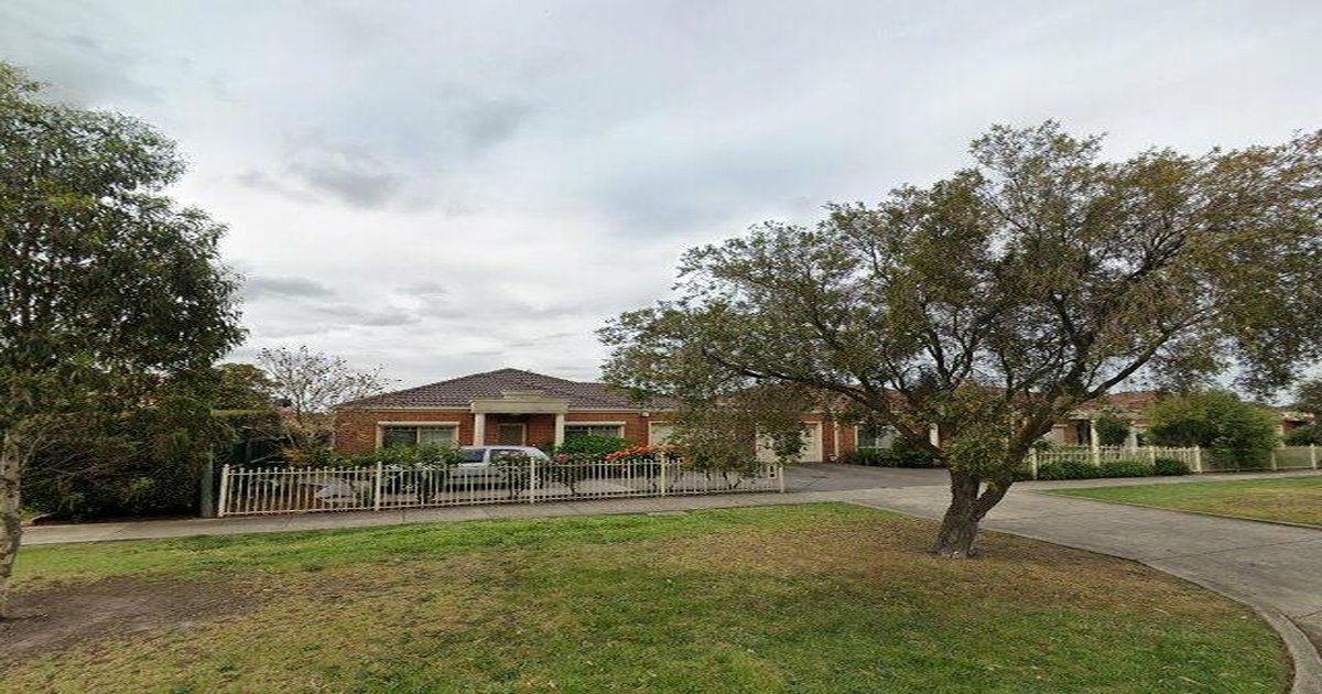 Schools in Hadfield (2026) — 2 Schools Guide