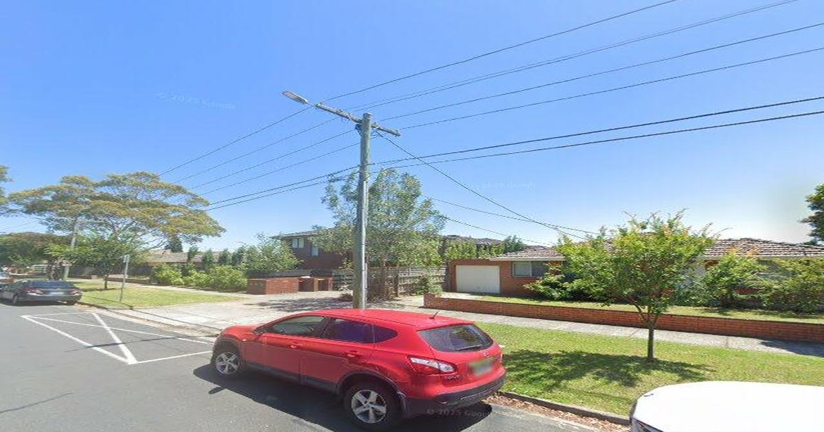 Cost of Living in Mentone (2026) — Rent, Groceries, Transport