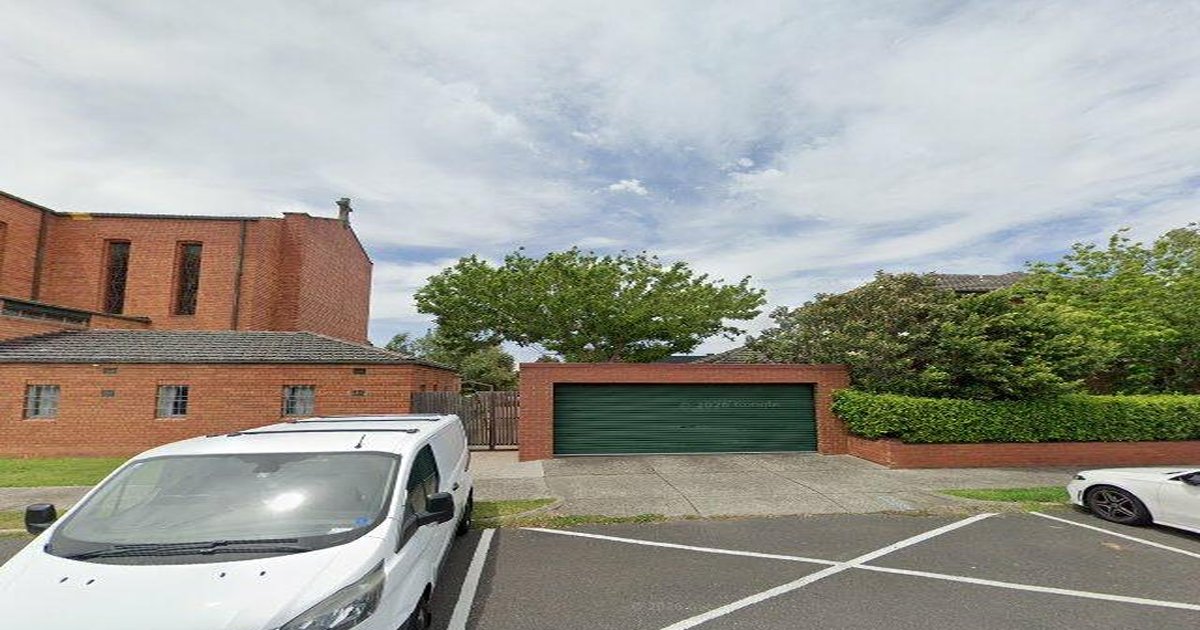 Mentone Transport Guide (2026) — Trains, Trams, Buses