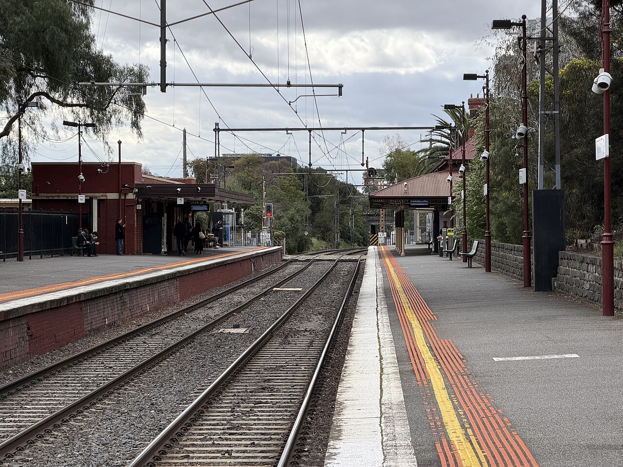 Platform 2 at Prahran railway station looking north along the Sandringham line, with the station buildings on both sides